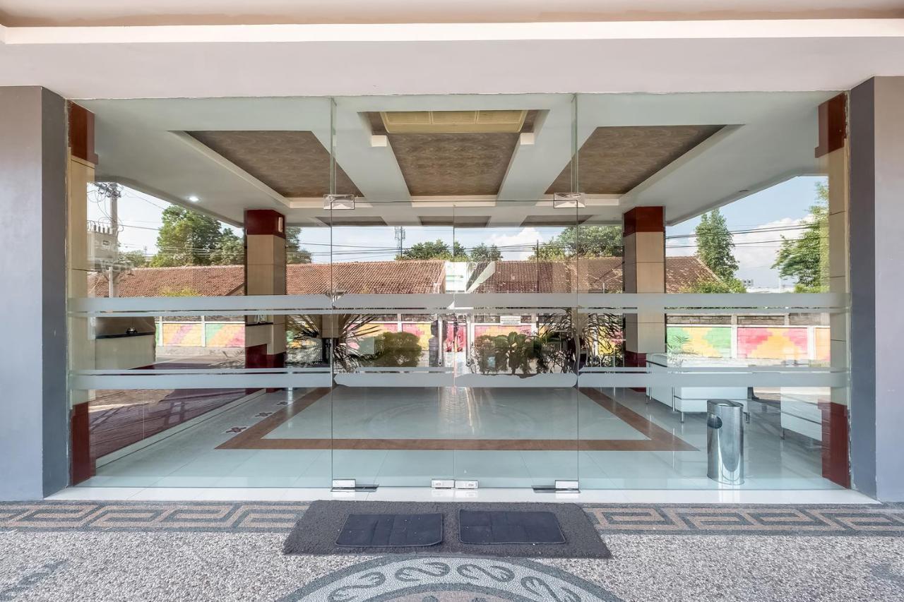 Oyo Flagship 3726 Tembok Batu Residence Tugu Extérieur photo
