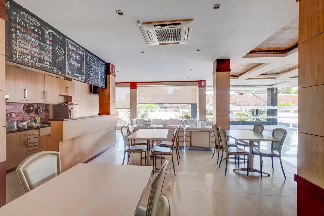 Oyo Flagship 3726 Tembok Batu Residence Tugu Extérieur photo