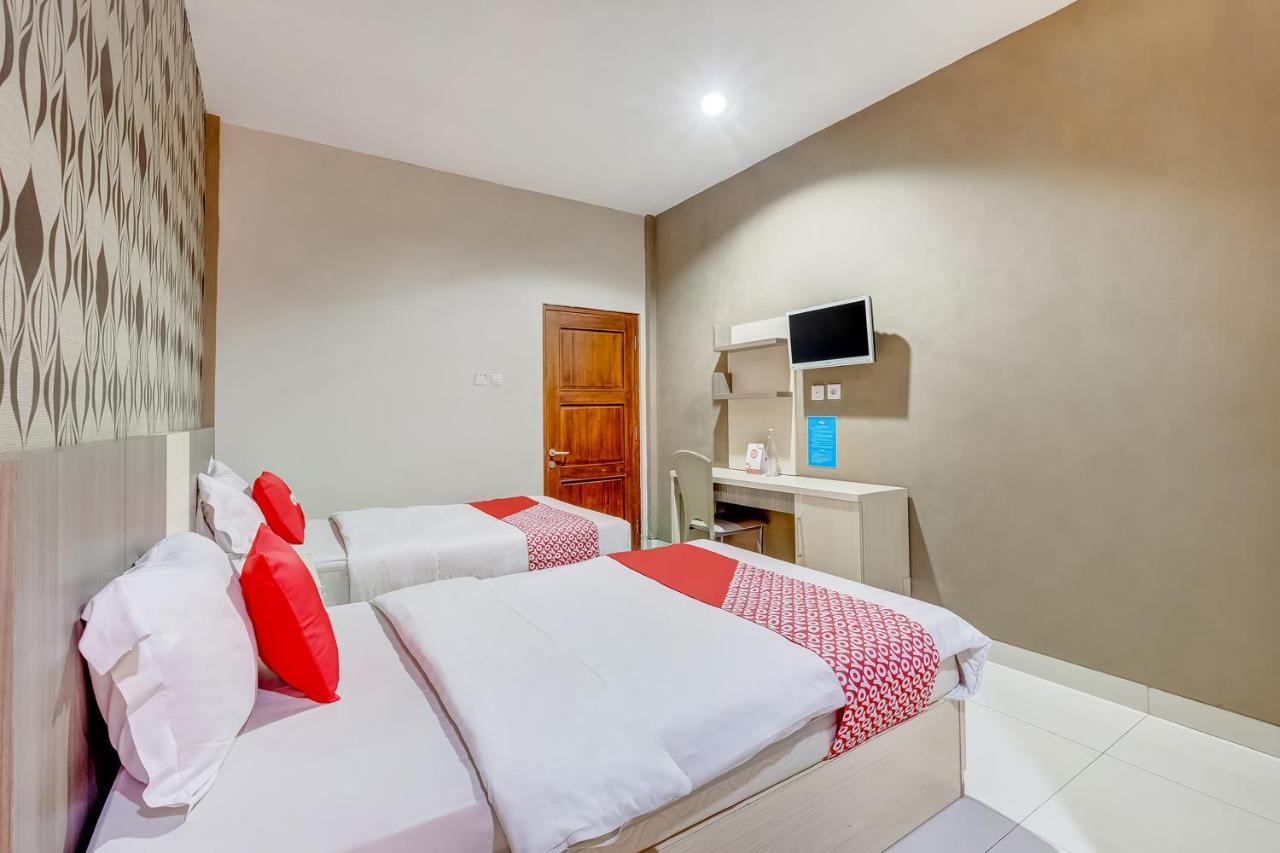 Oyo Flagship 3726 Tembok Batu Residence Tugu Extérieur photo