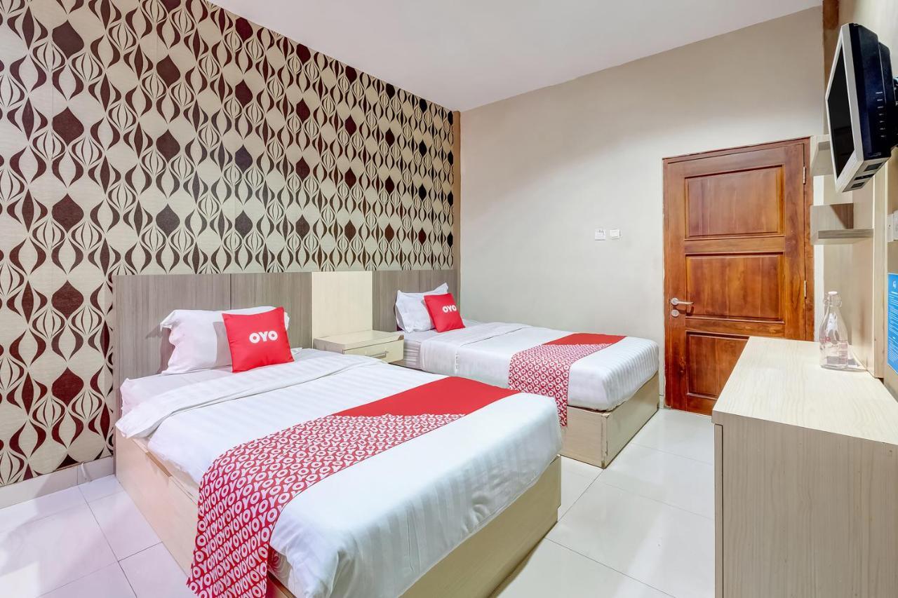 Oyo Flagship 3726 Tembok Batu Residence Tugu Extérieur photo