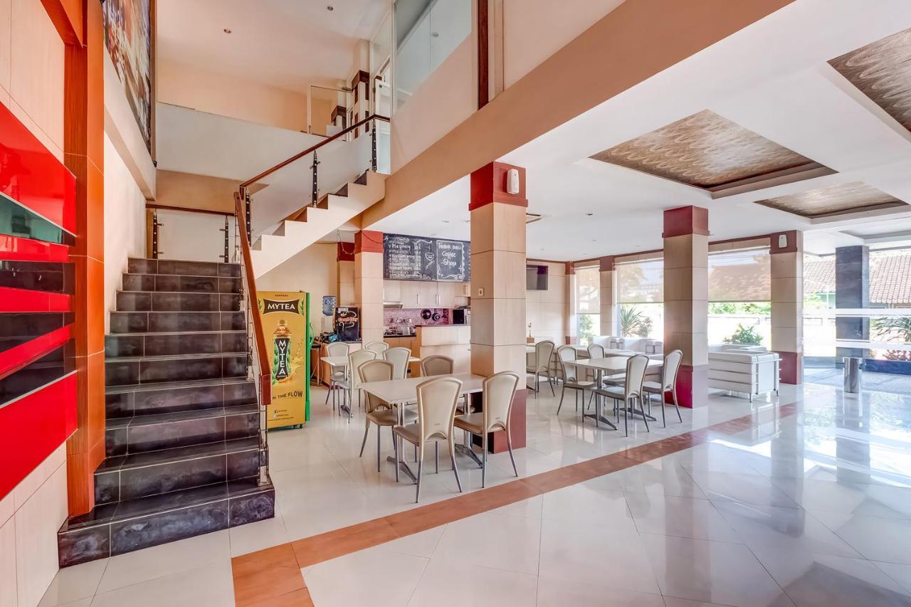 Oyo Flagship 3726 Tembok Batu Residence Tugu Extérieur photo