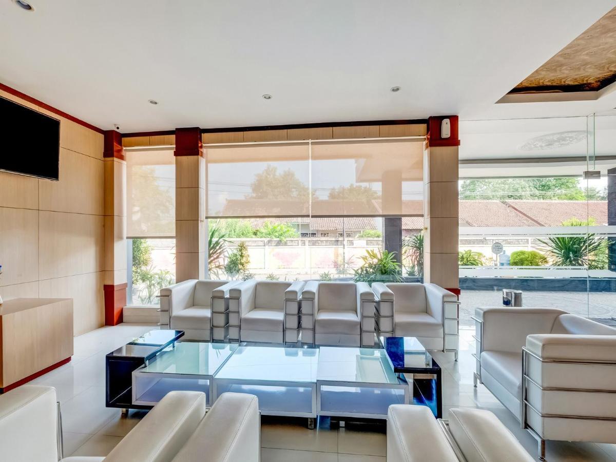 Oyo Flagship 3726 Tembok Batu Residence Tugu Extérieur photo