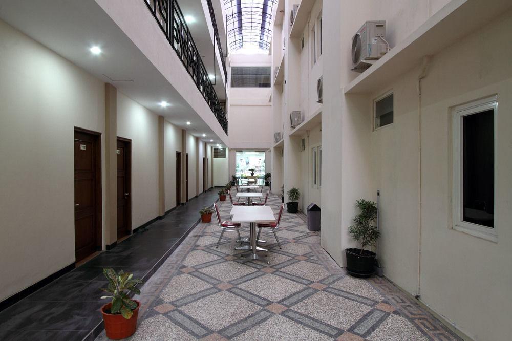 Oyo Flagship 3726 Tembok Batu Residence Tugu Extérieur photo