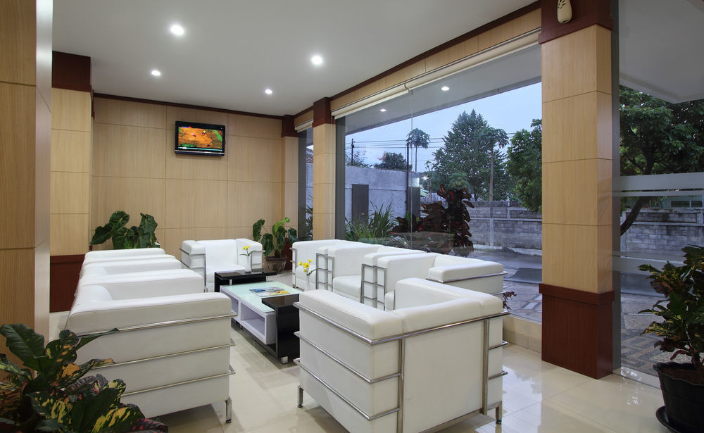 Oyo Flagship 3726 Tembok Batu Residence Tugu Extérieur photo